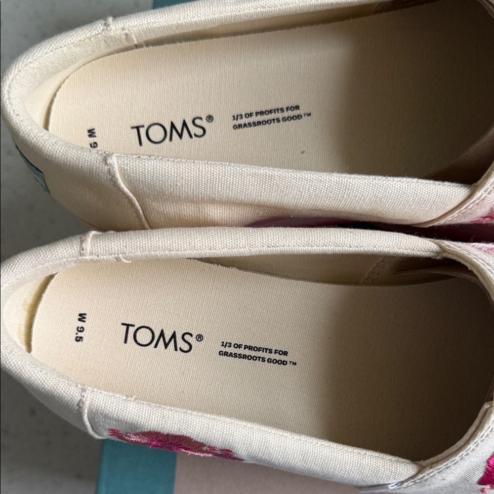 New TOMS Women's Beige Slip-On Shoes with Pink Floral Embroidery - Picture 3 of 9